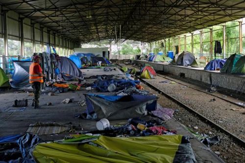 Foto: Řecko přestěhovalo uprchlíky ze stanů do budov, kde chybí toalety či elektřina