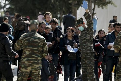 Foto: Řekové obviňují Rakousko, že vrací už i syrské běžence