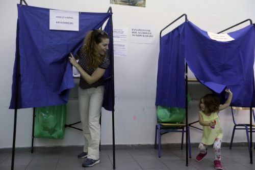 Foto: Řekové volí. Průzkumy mírně favorizují Syrizu