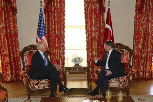 Foto: S Tureckem můžeme krizi v Sýrii řešit i vojensky, prohlásil Biden