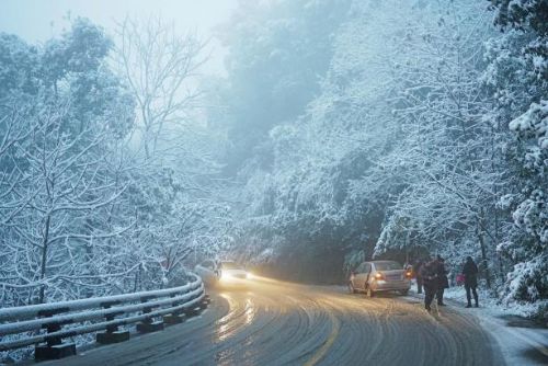 Foto: Silné sněžení v Česku komplikuje zejména dopravu