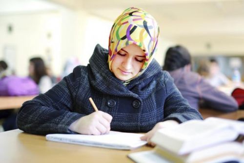 Foto: Škola muslimce zakázala šátek, dívka požaduje omluvu a odškodné