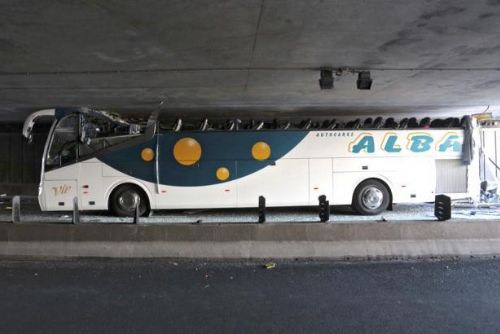 Foto: Španělský autobus si v tunelu utrhl střechu: Desítky zraněných