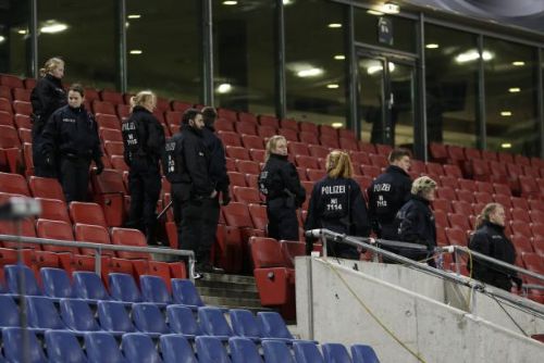 Foto: Stadion v Hannoveru vyklidila policie, islamisté chystali útok