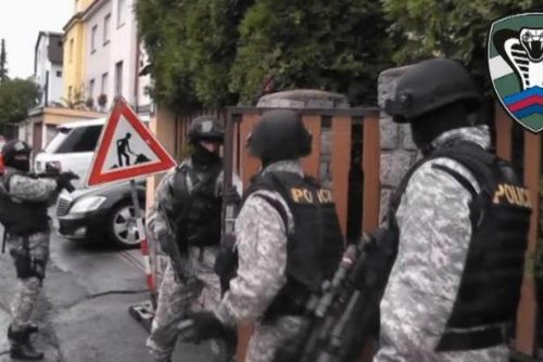 Foto: Stovka kriminalistů z týmu Kobra zasahuje na Karlovarsku kvůli daňovým únikům