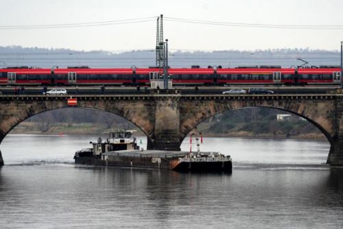 Foto: Střekovská vlna vysvobodila uvízlou českou loď v Drážďanech