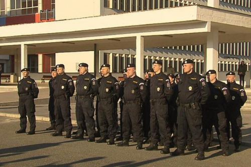 Foto: Střídání stráží: Do Slovinska odjela další skupina českých policistů