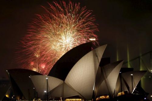 Foto: Svět vítá nový rok, mezi prvními odpálily ohňostroj Austrálie a Nový Zéland