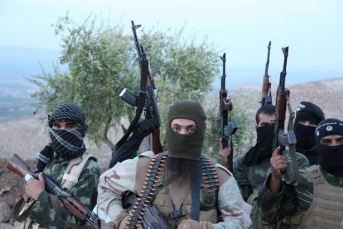 Foto: Syrští povstalci podporovaní USA vybavili odnož Al-Káidy
