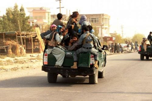 Foto: Talibanci slaví, dobyli klíčové afghánské město Kunduz