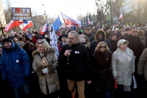Foto: Tisíce Poláků demonstrovaly proti vládě, bojí se ohrožení demokracie