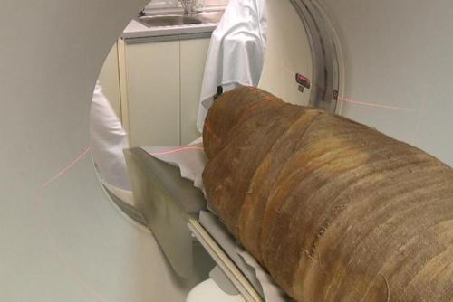 Foto: Tisícileté mumie odhalují pod skenerem svá tajemství