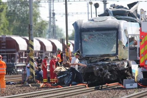 Foto: Třetí cestující z vlaku zemřel. Tři těžce ranění jsou stabilizovaní