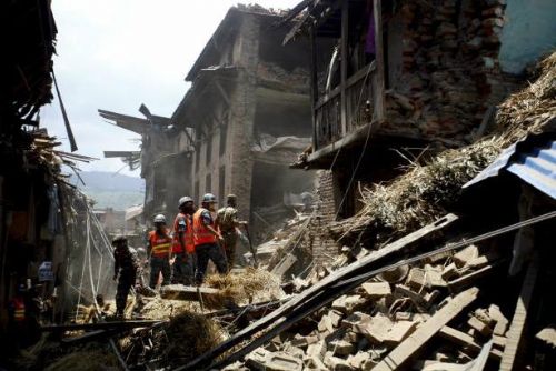 Foto: Tři dny po zemětřesení v Nepálu stále nacházejí živé, pomáhají i Češi