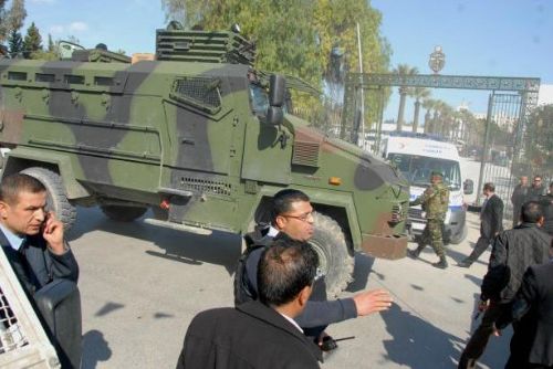 Foto: Tuniská policie pátrá po komplicích útočníků z muzea
