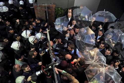 Foto: Turecká policie vtrhla do sídla opoziční mediální firmy. Pár dní před volbami