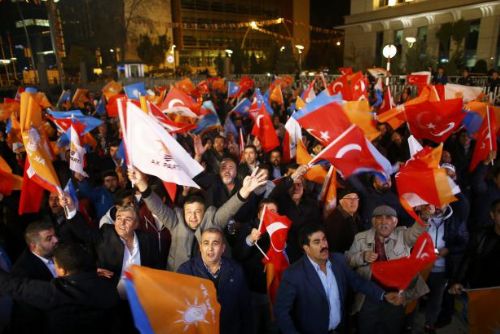 Foto: Turecké parlamentní volby vyhrála AKP - a bude vládnout sama