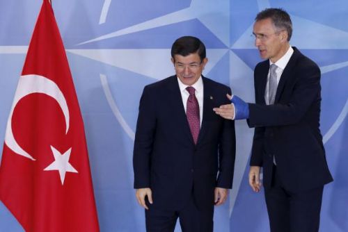 Foto: Turecký premiér: Dokud budou v Sýrii útočit dvě koalice, hrozí další sestřely letadel