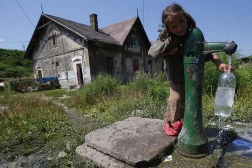 Foto: Tvrdá kontrola a minimum pauz: Život chudých Romů pod vládou Jobbiku