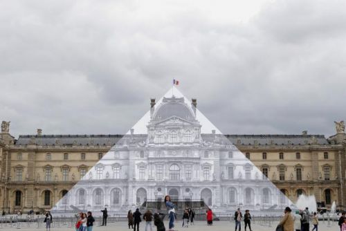 Foto: Umělec nechal „zmizet“ slavný Louvre