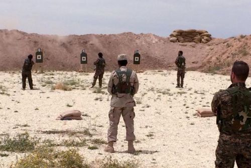 Foto: USA připravují rebely na ofenzivu v Rakká, Iráčané chtějí osvobodit Fallúdžu