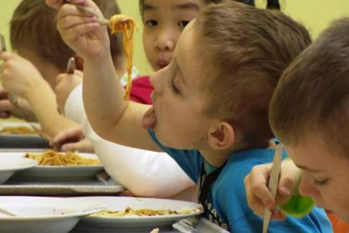 Foto: Už nejen neziskovky: Na obědy pro sociálně slabé děti dá ministerstvo 30 milionů