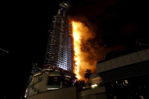 Foto: V blízkosti nejvyšší budovy světa v Dubaji vzplál hotel