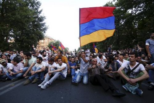 Foto: V Jerevanu pokračují přes zásah policie protesty. Proti drahé elektřině
