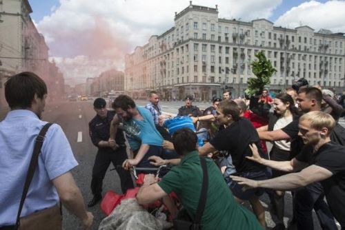 Foto: V Moskvě se střetli příznivci a odpůrci homosexuálů