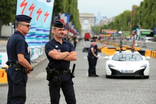 Foto: V Paříži se před dojezdem Tour de France střílelo