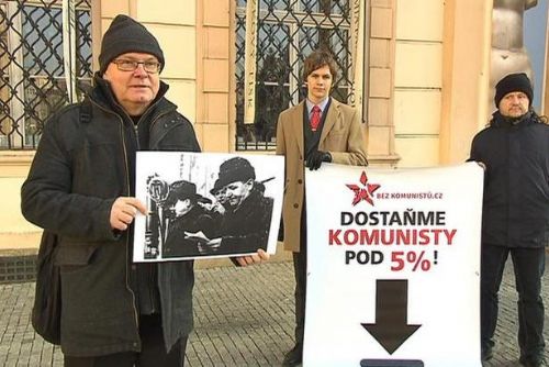 Foto: V připomínce února 1948 věšeli aktivisté oprátky na sídlo KSČM