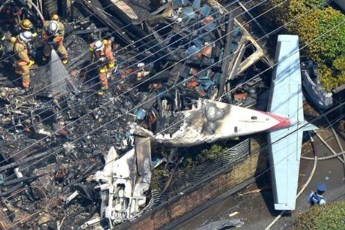 Foto: V Tokiu se mezi domy zřítilo turistické letadlo