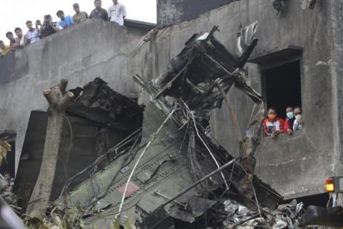 Foto: V troskách spadlého letadla na Sumatře se našlo už 140 mrtvých
