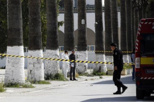 Foto: V tuniském muzeu prý útočili tři teroristé, jeden je na útěku