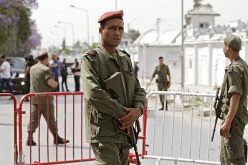 Foto: V tuniských kasárnách sedm zastřelených vojáků, o terorismus nešlo