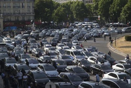 Foto: Ve Francii vypukly kvůli Uberu pouliční boje