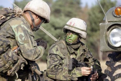 Foto: Vojáci mají nový systém platů, generál má základ 100 tisíc