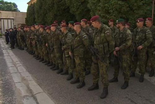 Foto: Vojáci odjedou pomoci s ochranou maďarských hranic 15. října