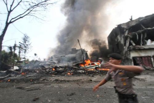 Foto: Vojenský letoun se zřítil na hotel na Sumatře – přes 100 mrtvých