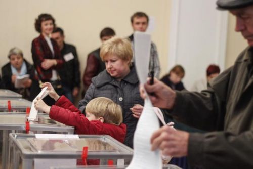 Foto: Volby na Ukrajině se zadrhávají, řada volebních místností vůbec neotevřela