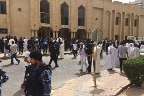 Foto: Výbuch v kuvajtské mešitě usmrtil 25 lidí, stopy vedou k islamistům