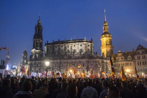 Foto: Výroční demonstrace Pegidy přilákala do Drážďan tisíce stoupenců i odpůrců