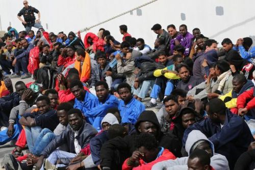 Foto: Za posledních šest dní se v Itálii vylodilo přes jedenáct tisíc běženců