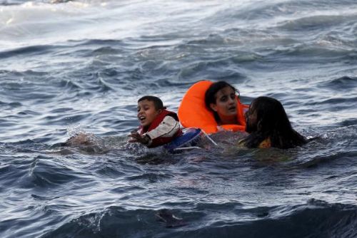Foto: Záchranáři hledají u Lesbu přeživší ze dvou potopených lodí