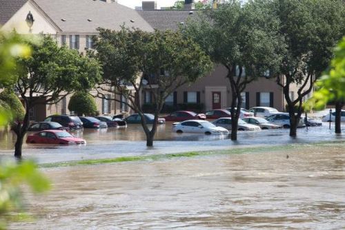 Foto: Záplavy pustoší Texas a Oklahomu. 21 lidí zemřelo, další se pohřešují