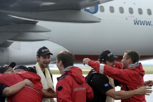 Foto: Zbylí čeští záchranáři se vrátili z Nepálu