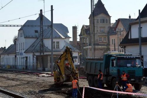 Foto: Železniční výluka u Prahy nekončí, jízdní řády se ale mění