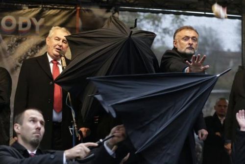 Foto: Zeman: Házení vajec na pravicového prezidenta by radnice posuzovala jinak