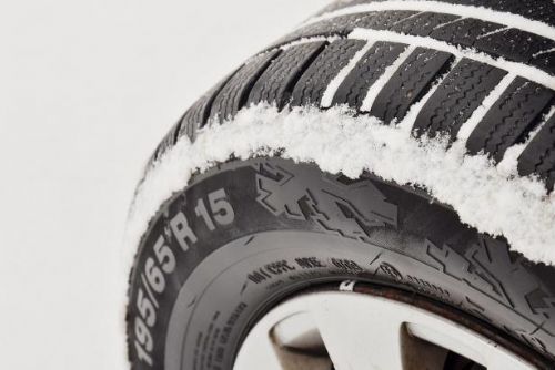 Foto: Zimní pneumatiky s minimální hloubkou dezénu 4 milimetry – vzkazuje řidičům policie
