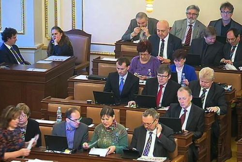Foto: ŽIVĚ: Poslanci se hádali, jestli řešit Zemanův výrok o kalašnikovu